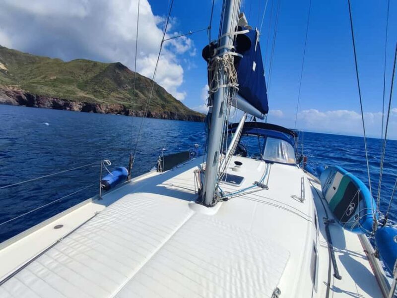 Catania: Boat tour with brunch and/or aperitif - Key Points