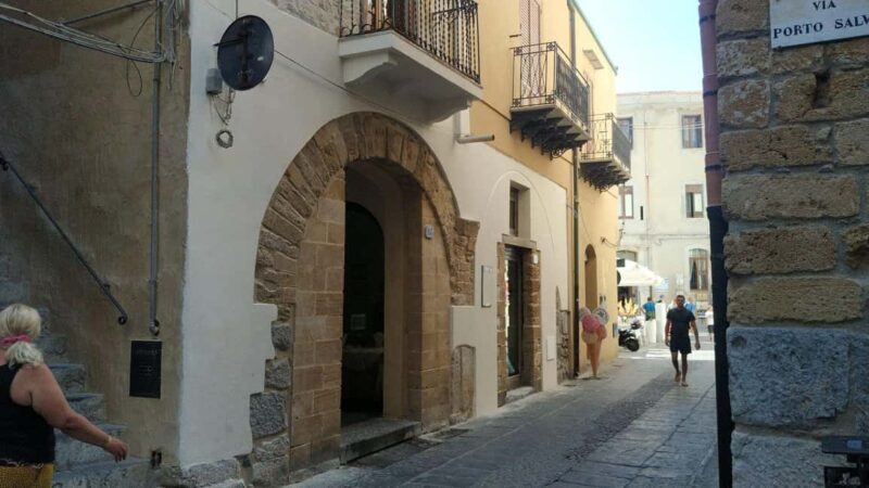 Cefalù tour by train: a journey between the sea and cultural treasures - The Sum Up