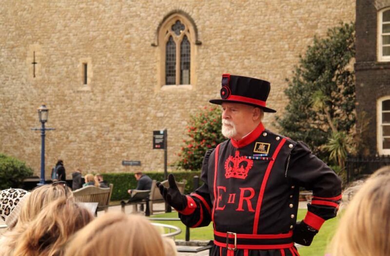 Changing of Guards, Tower of London, Beefeaters & Cruise - How the Tour Comes Together