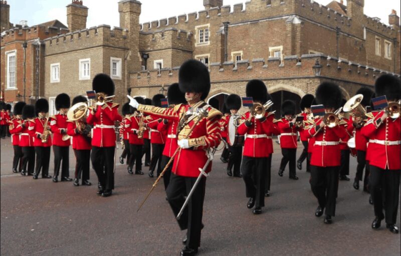 Changing of the Guard at Buckingham Palace - Why This Tour Is a Good Deal