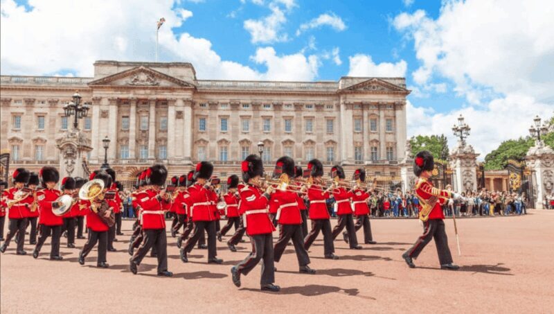 Changing of the Guard at Buckingham Palace - What to Know Before Booking