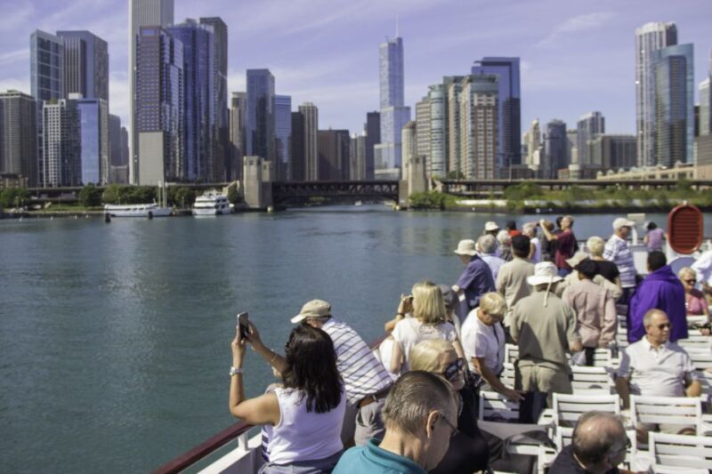 Chicago: 45-Minute Family-Friendly Architecture River Cruise - The Guide and Overall Atmosphere