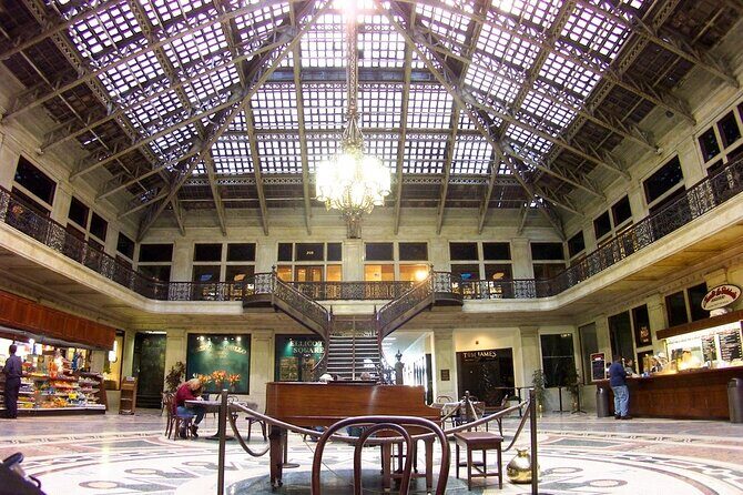 Chicago Architecture, Art and History Tour - Off The Beaten Path - Chicago Board of Trade Building: A Historic Icon