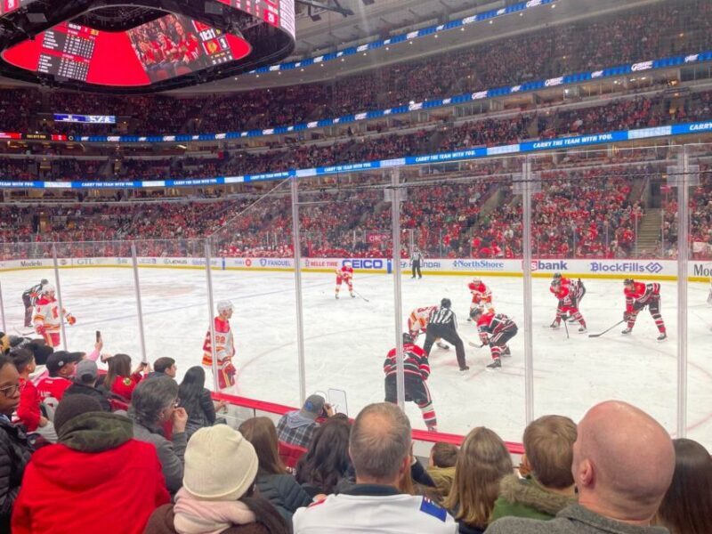 Chicago: Chicago Blackhawks NHL Game Ticket at United Center - The Practical Details: Booking, Seating, and Atmosphere