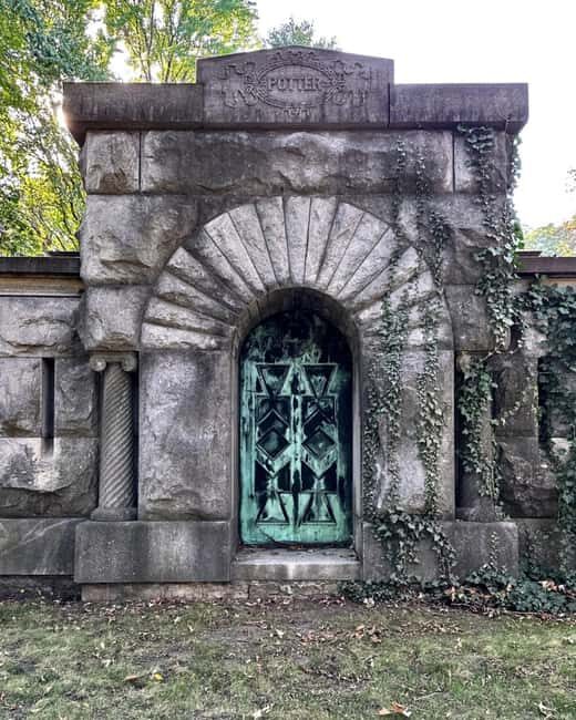 Chicago: Graceland Cemetery Guided Walking Tour - A Closer Look at the Tour Experience