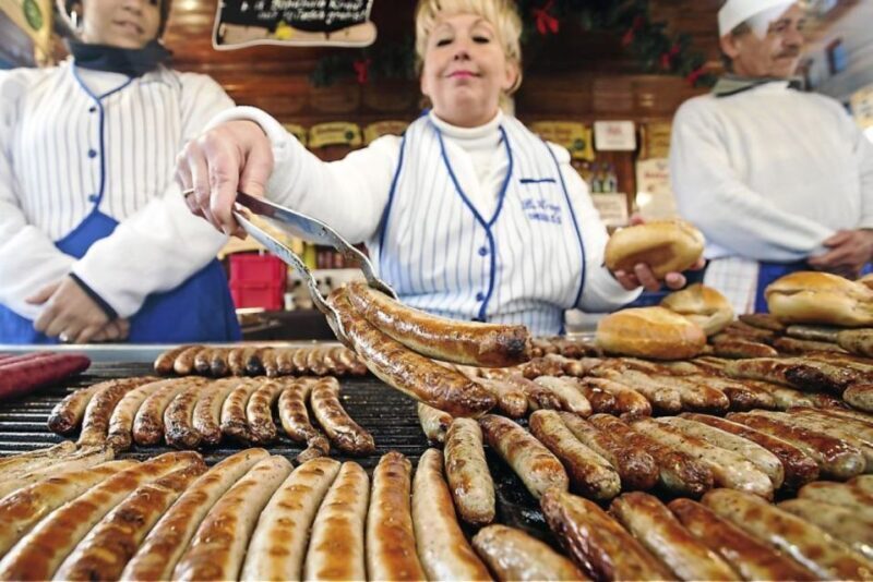 Chicago: Guided Holiday Walking Tour and Food Sampling - The Festive Atmosphere and Sights