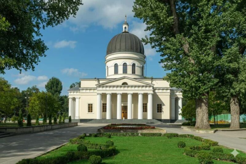 Chiinu: City Tour with Traditional Dinner and Wine - Key Points