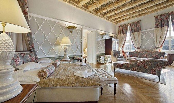 Chopin Piano Concert at Chopin Gallery with a Glass of Wine - Key Points