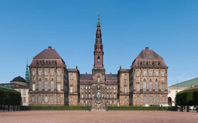 Christiansborg Palace Tour in Spanish - FAQ