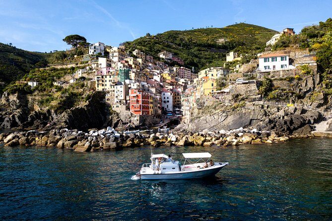 Cinque Terre Boat Tours Experience - Stop 1: Vernazza and the Crystalline Waters