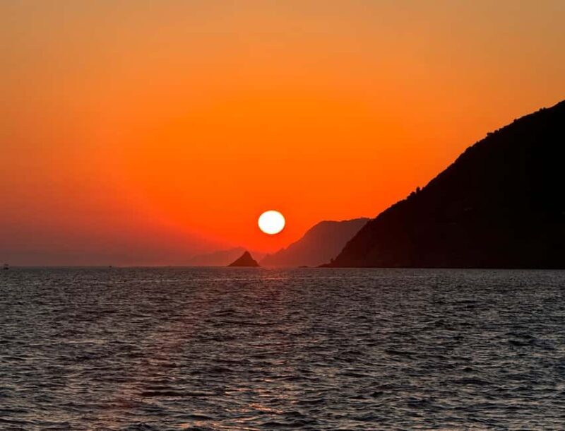 Cinque Terre: Sunset cruise tour with aperitif - Who Should Consider This Experience?