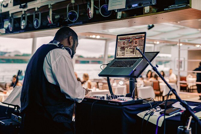 City Cruises Washington DC: Premier Dinner Cruise - The Atmosphere and Entertainment