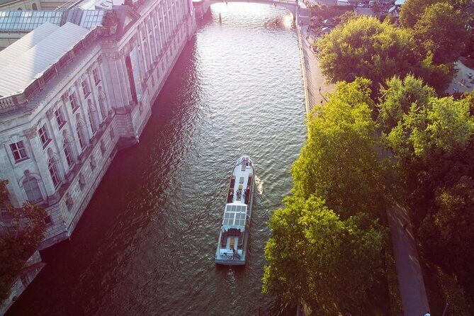 City lounge trip with the lounge ship through Berlin - An Honest Look at the Experience