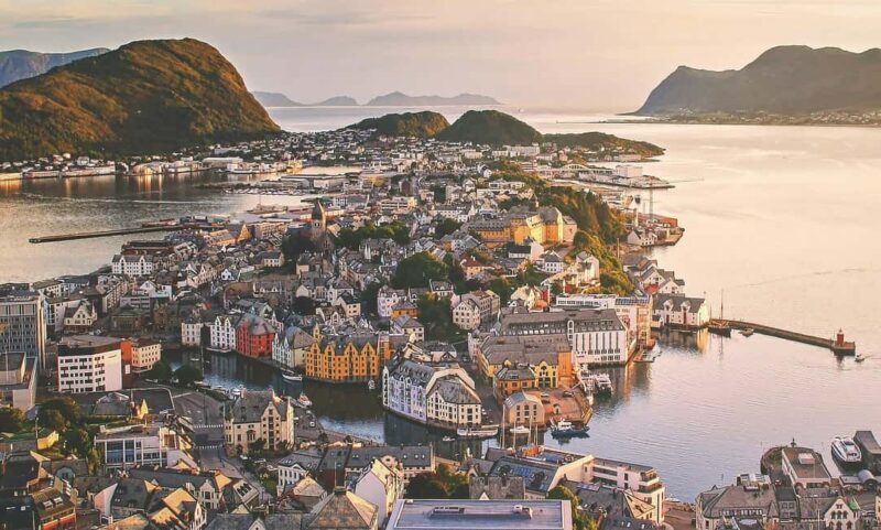City walk in Ålesund: Art Nouveau, sea views & insider tips - Key Points