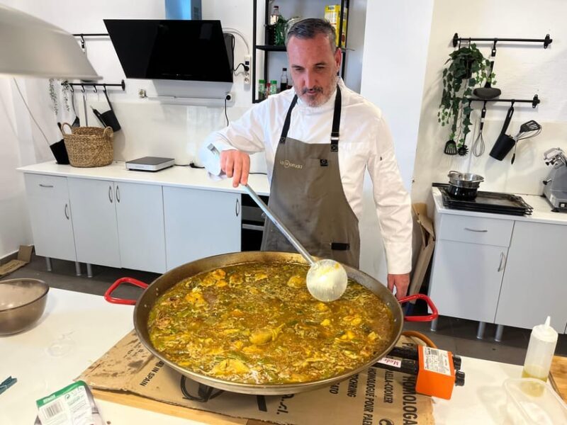 Class of Valencian Paella with welcome drinks and tapas - Key Points