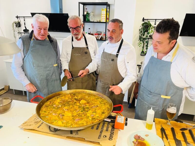 Class of Valencian Paella with welcome drinks and tapas - What the Experience Offers