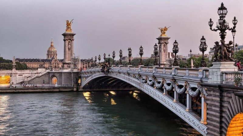 Classical and Monumental Paris Tour along the Seine River - The Flavors of the Guides and the Impact on the Experience