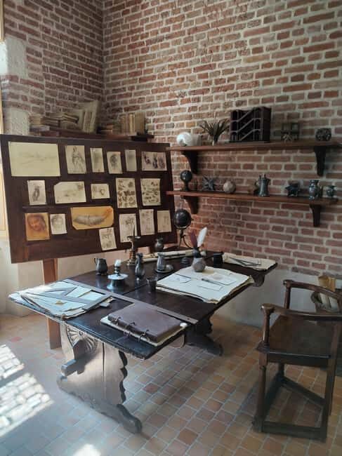 Clos Lucé: Da Vinci's Castle Private Guided Tour with Ticket - Practical Tips for Booking and Visiting