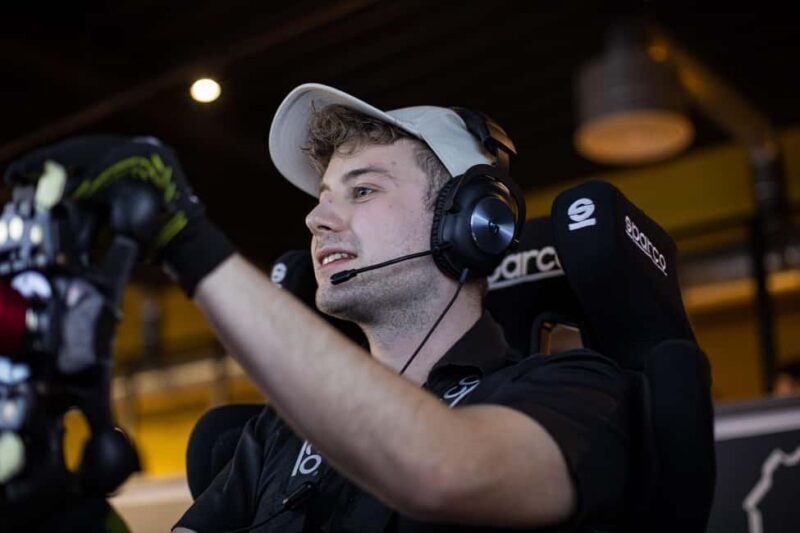 Cologne: Drive a full-motion racing simulator - Key Points