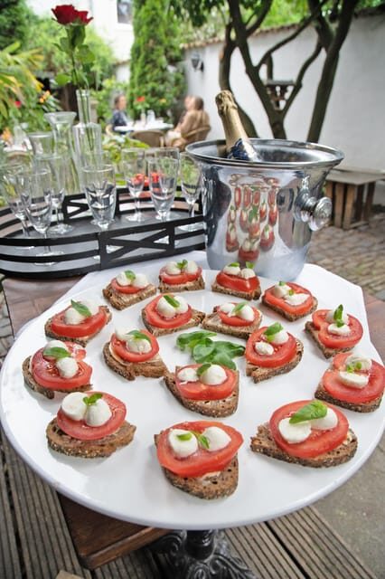 Cologne-Nippes: Summer wine party in the frenchstyle garden - Key Points