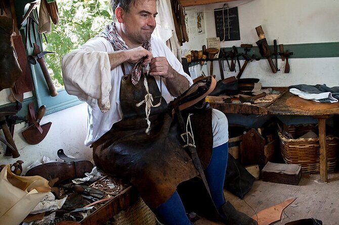 Colonial Contradictions Self Guided Walking Tour of Williamsburg - Discovering Williamsburg at Your Own Pace