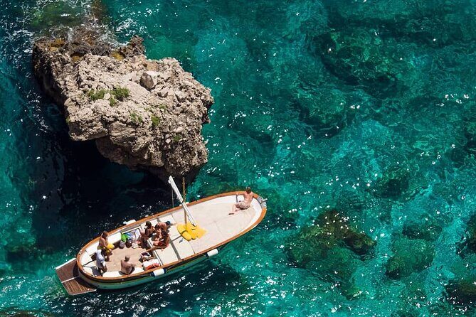 complete tour of the island of Capri by private boat - Key Points