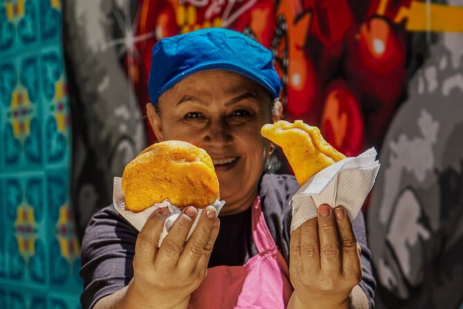 Comuna 13 Graffiti Tour with Street Food - Independence 2 and the Present-Tense Part of the Story