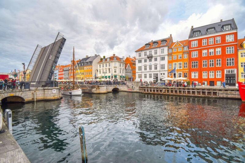 Copenhagen: Canal Boat Cruise & Old Town/Nyhavn Walking Tour - Key Points