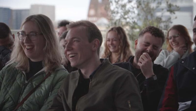 Cozy Comedy mit Blick auf die Alster - Die Atmosphäre und das Setting