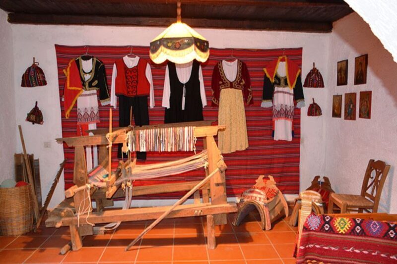 Crete: Traditional Dance Show and Buffet Dinner with Wine - Key Points