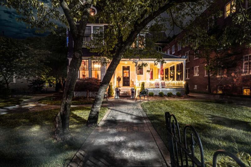 Curses & Corsets: Charlotte's Candlelight Ghost Tours - Who Is This Tour Best For?