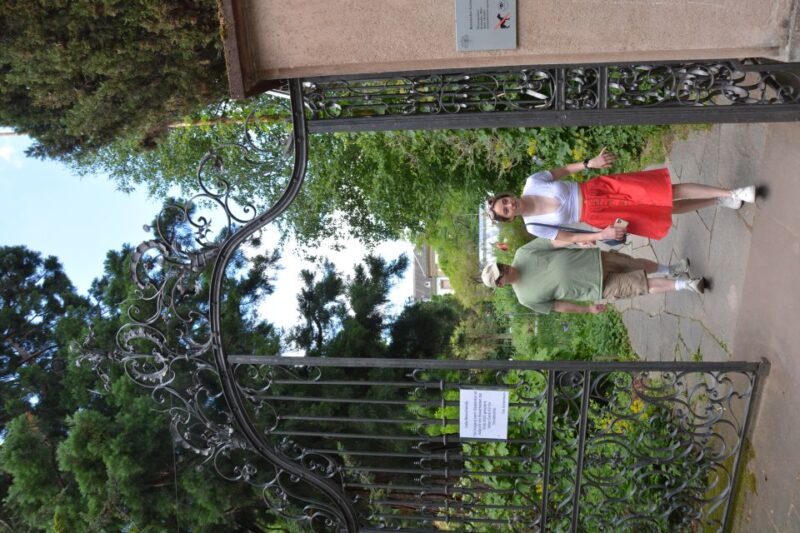 Customizable walking tour with local photographer - Key Points