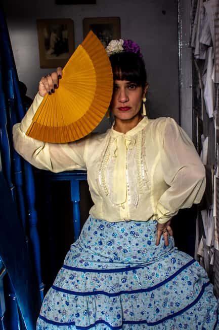 Dance flamenco in Seville - The Setting and Group Dynamics