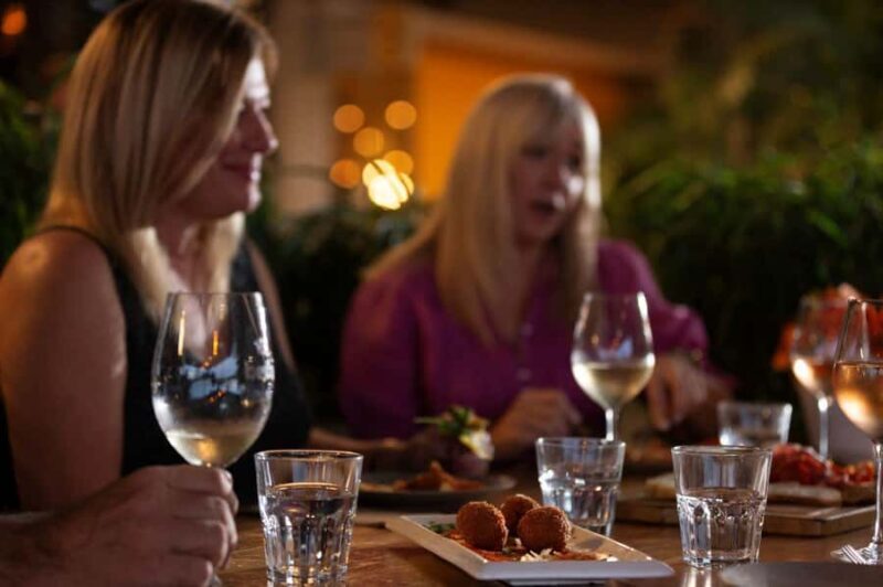 Darwin: 4-Course Dining Experience with Sparkling Wine - Service and Atmosphere