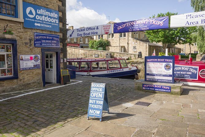 Day Boat Hire - Setting Out on the Leeds and Liverpool Canal
