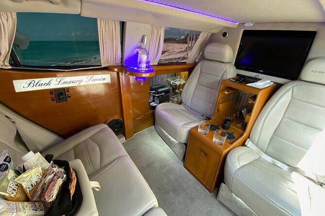 Deluxe GMC Limousine from CUN Airport to Playa Mujeres - Who Is This Service Best For?