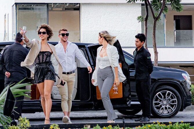 Deluxe Limousine GMC from Cancun Airport - Key Points