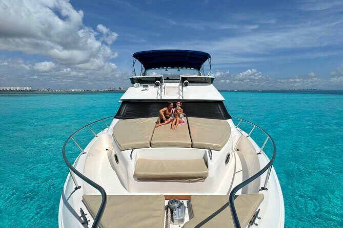 Deluxe Yacht 48FT with FlyBrige Rental in Cancun - Key Points
