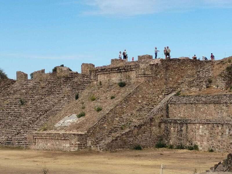 Desde Oaxaca: Monte Albán y el Arte Textil Zapoteca - Discovering Monte Albán: The Archaeological Wonder