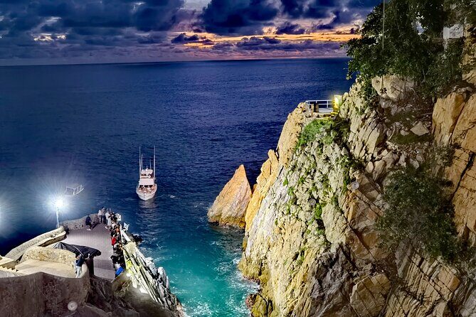 Different Versions of Sunset in "La Quebrada" High Cliff Divers - An In-Depth Look at the Tour