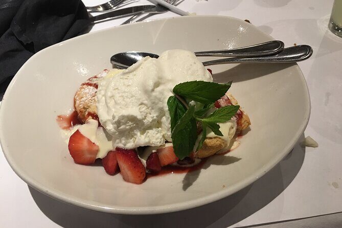 Dinner in a Bohemian Artist Apartment in Central Paris - The Experience and Setting