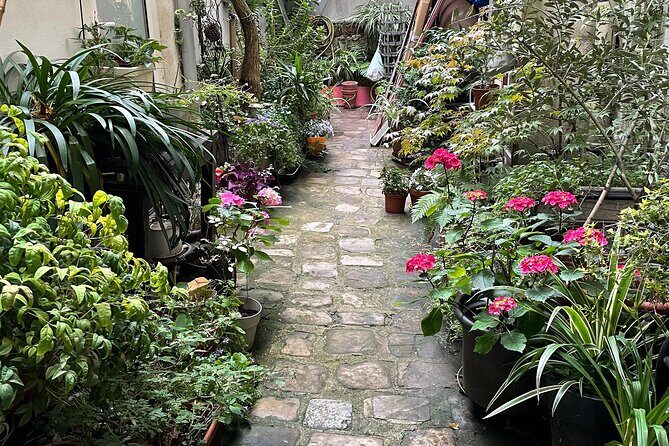 Dinner in a Bohemian Artist Apartment in Central Paris - Authenticity and Cultural Value