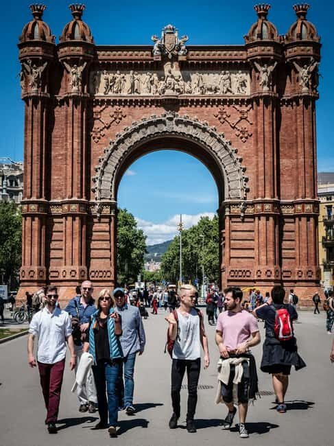 Discover Barcelona: Private Tour in Arabic with an Expert Guide - Key Points