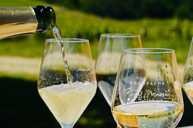 Discovery of a Champagne from Vintner, from the cellar to the tasting - An In-Depth Look at the Champagne Tour Experience