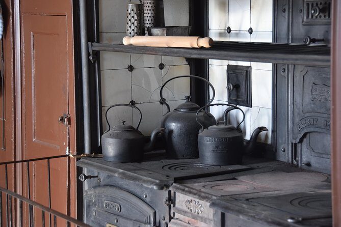 Downton Abbey Town and Country Tour from London by Private Black Taxi - Frequently Asked Questions