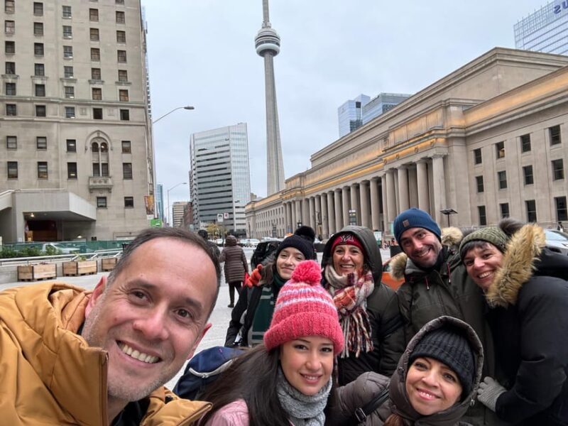 Downtown Toronto: Walking tour experience. English/Spanish - FAQ