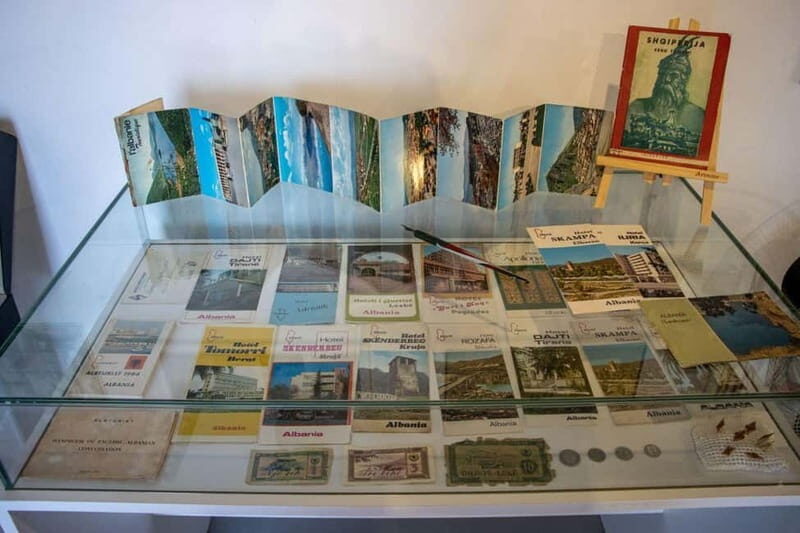 Durrës: Peeping Tourist Exhibition Ticket - FAQ