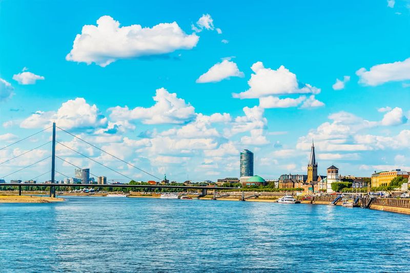 Düsseldorf: City Sightseeing Cruise on the Rhine - Drinks and food onboard: what to expect from the bar