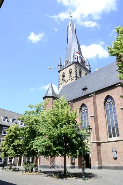 Düsseldorf walk: The Old Town and a charming market square - Who Should Consider This Tour?