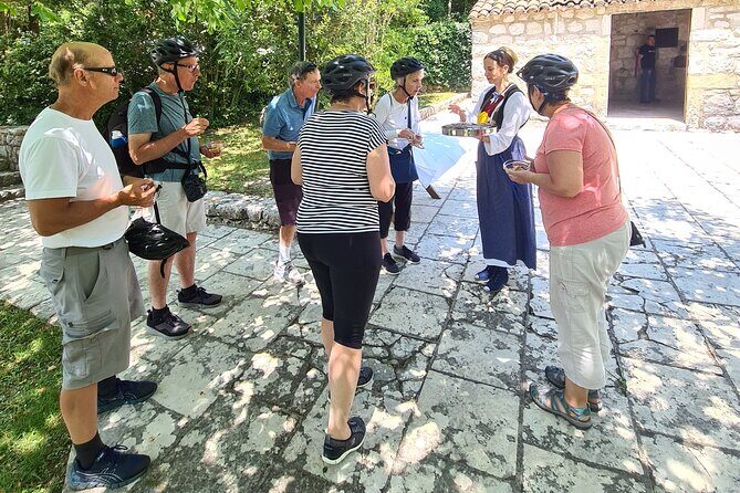 E-Bike Tour + Gourmet Lunch + Wine Tasting (Small Group) - FAQ